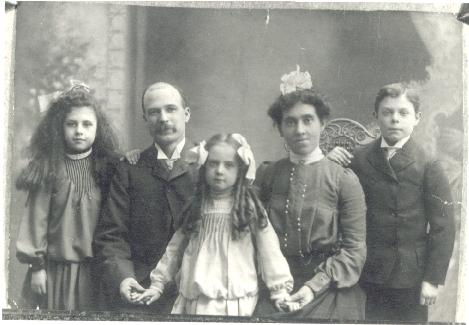 406-King_Weeks1.jpg - Jessie Ellen Weeks King #406 (1865-1931) and her husband Richard Albert King #407 (1863-1948). The children (l to r) are Gertrude Louise #2115 (1891-1960), Lillian #2116 (1895-1965), Fred Stewart #2117 (1893-1995).  Source: Gillian Noonan, via email 2000.09.21.